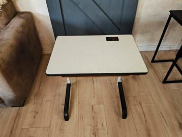Vintage kinderbureau (peuterformaat)  beschikbaar voor biedingen