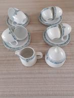 Servies bestaande uit kop en schotels, suikerpotje en melk, Huis en Inrichting, Keuken | Servies, Ophalen of Verzenden, Porselein