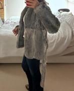 Kort zilver grijs konijnenjasje, Ophalen of Verzenden, Zo goed als nieuw, Maat 38/40 (M), Grijs