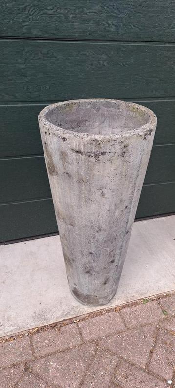 grote betonnen buitenpot bloempot plantenbak  beschikbaar voor biedingen