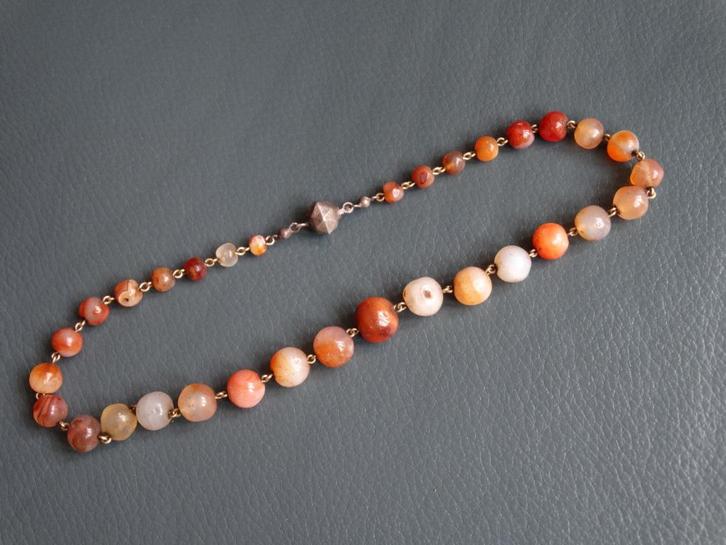 Antieke ketting met carneool en zilveren slot, geketteld, Sieraden, Tassen en Uiterlijk, Antieke sieraden, Ketting, Zilver, Met edelsteen