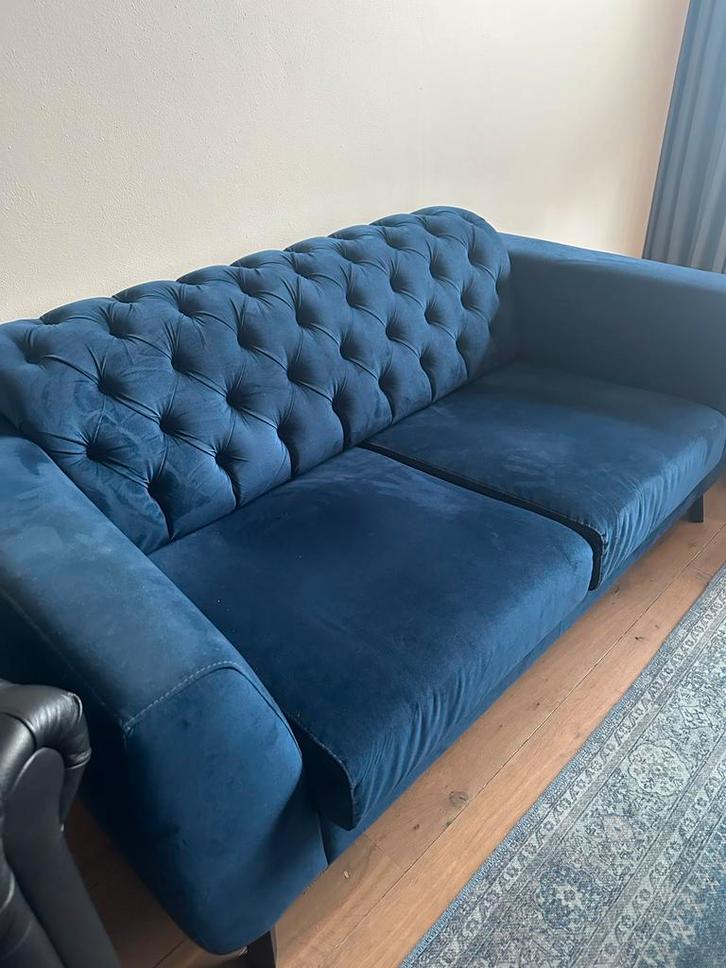 Henders & Hazel Margaux 2-zits bank - Blauw Velvet, Huis en Inrichting, Banken | Bankstellen, Zo goed als nieuw, Rechte bank, Tweepersoons