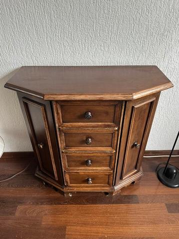 Eikenhouten kastje met laatjes en 2 deurtjes beschikbaar voor biedingen