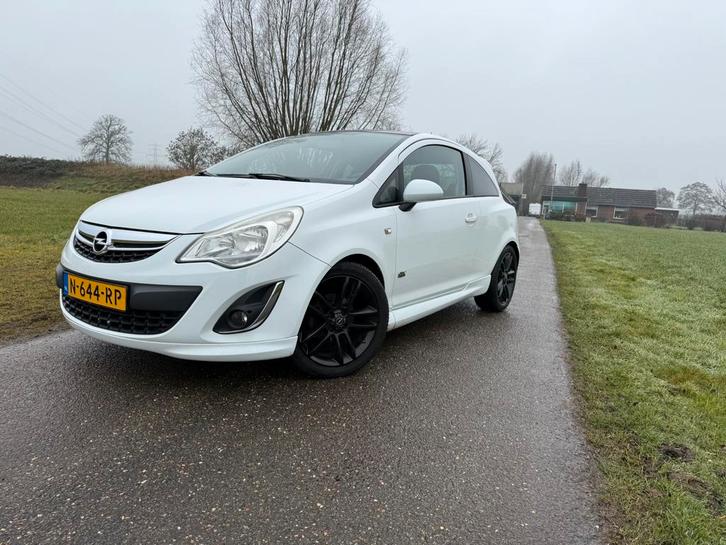 Opel Corsa 1.4 16V 3D 2012 Wit opc line nw apk sportpakket!!, Auto's, Opel, Bedrijf, Corsa, Benzine, C, Hatchback, Handgeschakeld