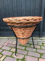 Vintage rieten winkelmand in houder, Ophalen