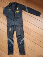 Nike trainingspak donker grijs Liverpool maat 128, Jongen of Meisje, Sport- of Zwemkleding, Ophalen of Verzenden, Zo goed als nieuw