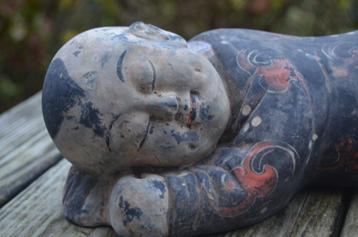 Chinees beeld van een slapend zotje ipst. beschikbaar voor biedingen