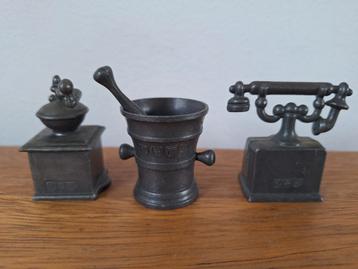 Miniatuur koffiemolen en telefoon beschikbaar voor biedingen