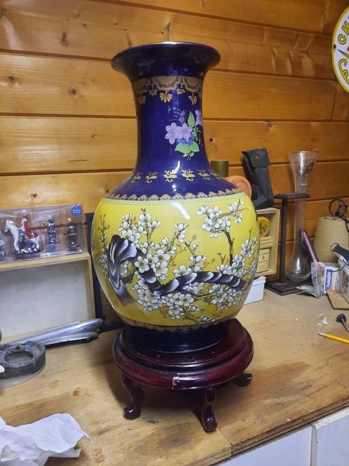 Leuke grote chinese vaas op houten voet, Huis en Inrichting, Woonaccessoires | Schalen en Manden, Zo goed als nieuw, Rond, Porselein of Keramiek