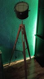 Staande industriële lamp, Huis en Inrichting, Lampen | Vloerlampen, Ophalen, Zo goed als nieuw, Hout, 150 tot 200 cm