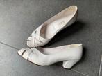 Leuke vintage witte pumps. Merk: vd Assem. Maat 36, Kleding | Dames, Schoenen, Pumps, Wit, Ophalen of Verzenden, Gedragen
