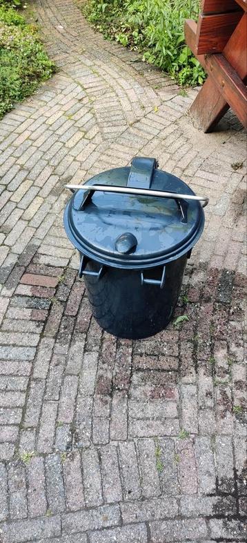 Stevige kunststof vuilnisbak  beschikbaar voor biedingen