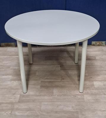 Speelgoedtafel / bijzettafel met metalen onderstel beschikbaar voor biedingen