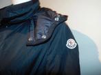 Moncler donker blauwe gevoerde jas jack embleem mouw2, Maat 38/40 (M), Blauw, Moncler, Ophalen of Verzenden