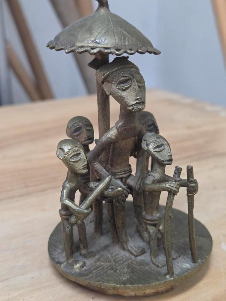 Bronzen Afrikaans beeldje met figuren onder een parasol, Antiek en Kunst, Kunst | Beelden en Houtsnijwerken, Ophalen of Verzenden