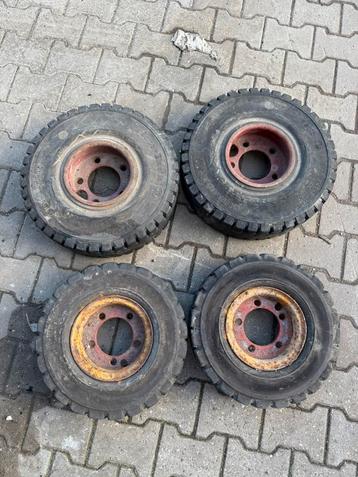 Vier gebruikte volrubber heftruckbanden op velg beschikbaar voor biedingen