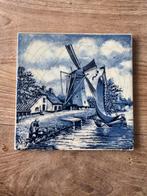 Delfts blauw tegeltje met molen en zeilboot, Antiek en Kunst, Antiek | Wandborden en Tegels, Ophalen of Verzenden