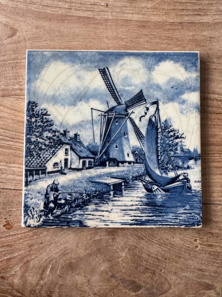 Delfts blauw tegeltje met molen en zeilboot, Antiek en Kunst, Antiek | Wandborden en Tegels, Ophalen of Verzenden