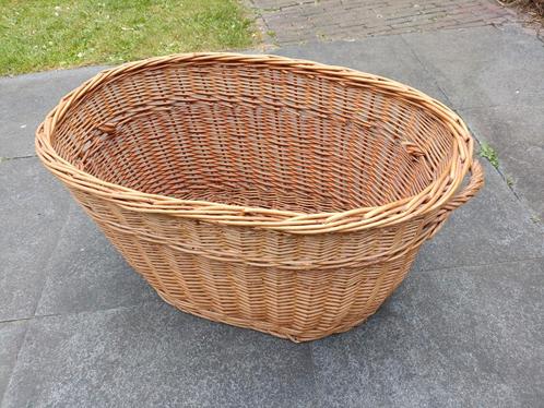 Grote rieten mand met beugels/handvatten, Huis en Inrichting, Woonaccessoires | Schalen en Manden, Gebruikt, Rechthoekig, Riet