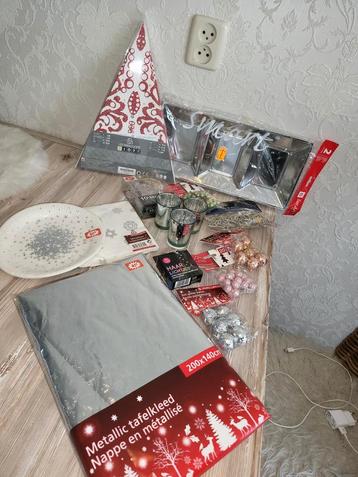 Kerst set met nieuwe wegwerp diner spulletjes beschikbaar voor biedingen