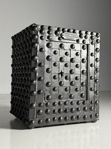 Franse brandkast kluis 20e eeuw replica beschikbaar voor biedingen