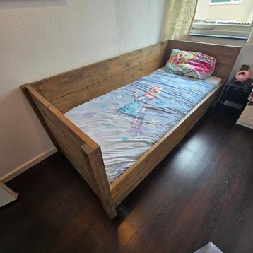 Bed van stijgerhout met 2 lades eronder  beschikbaar voor biedingen