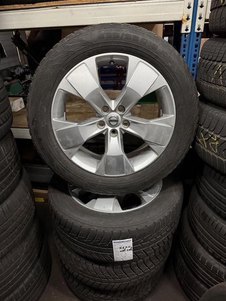 Winterbandenset Volvo xc40 18 inch origineel, Auto-onderdelen, Banden en Velgen, Banden en Velgen, Winterbanden, 18 inch, 235 mm
