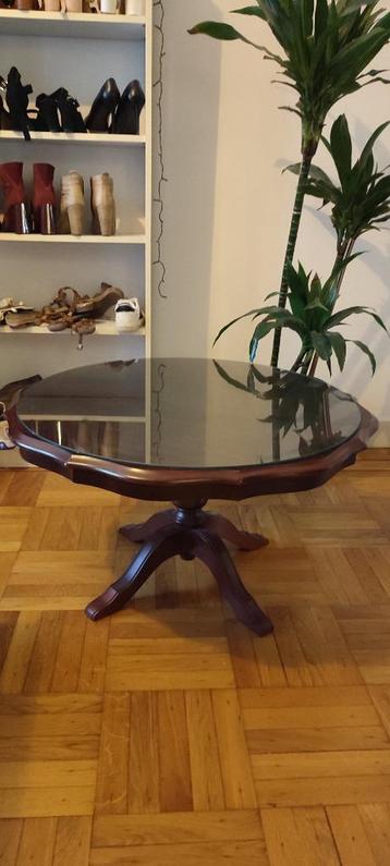Mooie notenhouten salontafel in goede staat  beschikbaar voor biedingen