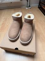 Uggs classic mini sand, Kleding | Dames, Schoenen, Beige, Lage of Enkellaarzen, Nieuw, Ophalen of Verzenden