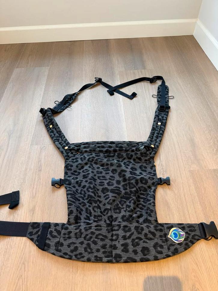 Artipoppe Zeitgeist Draagzak - Leopard Grey, Kinderen en Baby's, Babydragers en Draagdoeken, Zo goed als nieuw, Draagzak, Buik of Rug