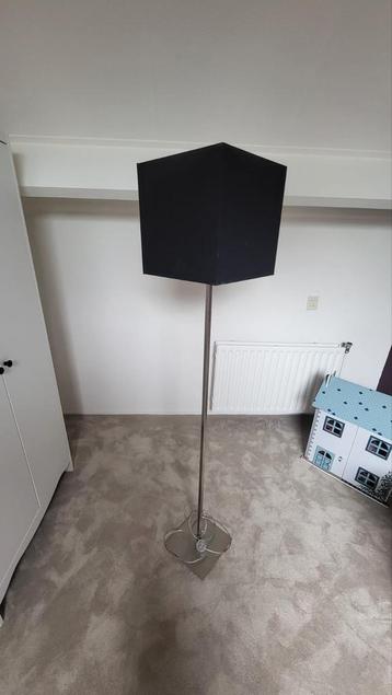 Staande lamp beschikbaar voor biedingen