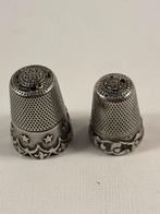 Lotje zilveren vingerhoedjes, 2 stuks, Gebruikt, Reliëf, Ophalen of Verzenden, Nederland