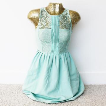 Prachtig Zara Trafaluc Jurkje 73 (XS) - 73 € 15,- beschikbaar voor biedingen