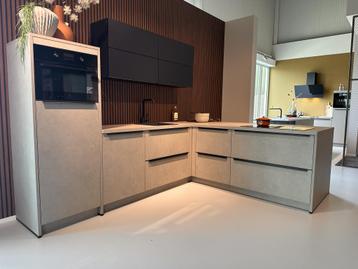 Showroom Eiland Keuken Met Barretje Koch Kiezelgrijs. beschikbaar voor biedingen