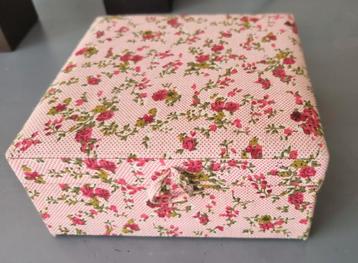  Brocante Frans stoffen doosje met roosjes  beschikbaar voor biedingen