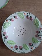 Vintage Aardewerk Fruitmand / Vergiet met Aardbeien, Gebruikt, Porselein of Keramiek, Schaal, Rond