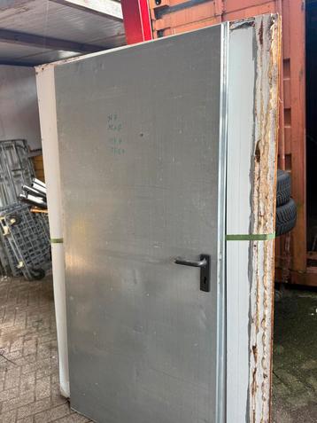 Metalen Deur - Gebruikt poort buiten deur top staat beschikbaar voor biedingen