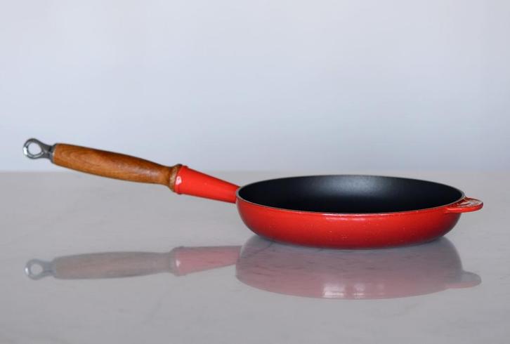 ✅ Koekenpan LE CREUSET 22 rood emaille, Huis en Inrichting, Keuken | Potten en Pannen, Gebruikt, Koekenpan of Braadpan, Gietijzer