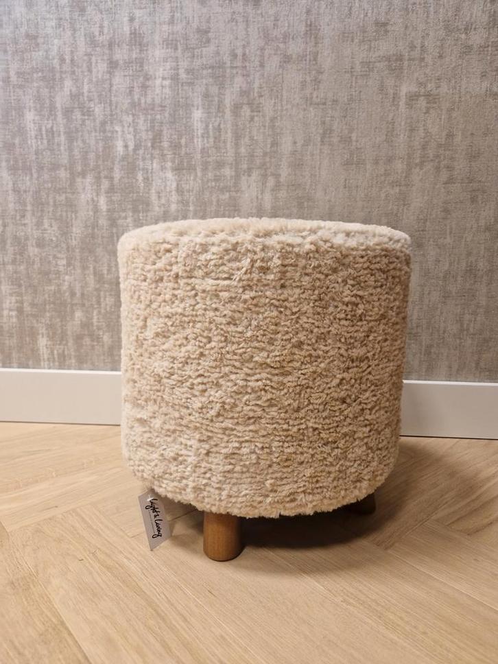 Schattig Sheepskin Voetenbankje / Krukje, Huis en Inrichting, Banken | Voetenbanken en Poefen, Nieuw, Minder dan 50 cm, Minder dan 50 cm