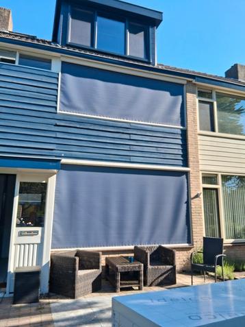 2 Blauwe screens te koop beschikbaar voor biedingen