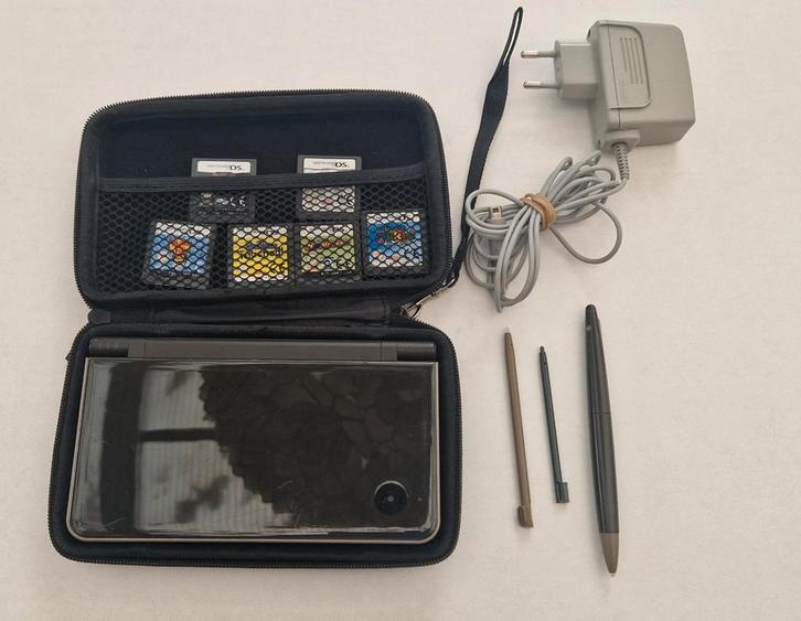 Nintendo DS i XL, Spelcomputers en Games, Spelcomputers | Nintendo DS, Gebruikt, Dsi XL, Zwart, Met games, Met beschermhoes of tas