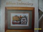 NIEUW, Borduurpakket, 1932 Timbered cottage. Verkoop ook DMC, Hobby en Vrije tijd, Borduren en Borduurmachines, Ophalen of Verzenden