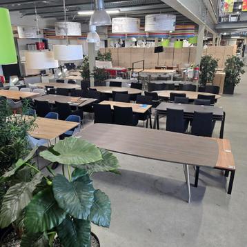 Diverse bureaus vergadertafels kantoortafels bijzettafels beschikbaar voor biedingen