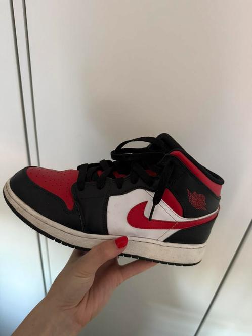NIKE JORDAN MID, Sport en Fitness, Basketbal, Zo goed als nieuw, Schoenen, Ophalen