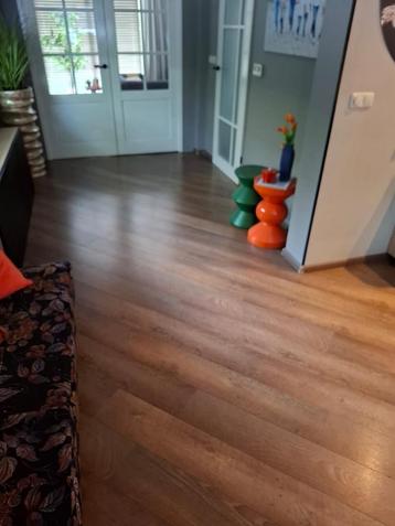 Laminaat met plinten en ondervloer beschikbaar voor biedingen