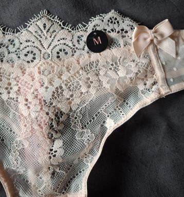 NIEUW zalm kleurige string met kant / met kaartje mt M beschikbaar voor biedingen