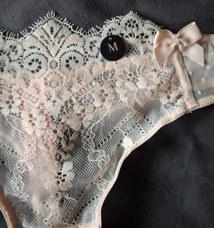NIEUW zalm kleurige string met kant / met kaartje mt M, Kleding | Dames, Ondergoed en Lingerie, String, Overige kleuren, Ophalen of Verzenden