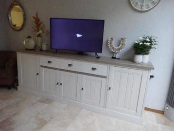 Grote dressoir met gelamineerd bovenblad beschikbaar voor biedingen