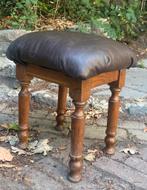 Klassiek houten kruk krukje met leren zitting, Huis en Inrichting, Krukjes, Ophalen of Verzenden