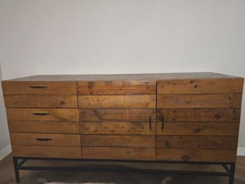 Mooie houten kast – industriële stijl beschikbaar voor biedingen
